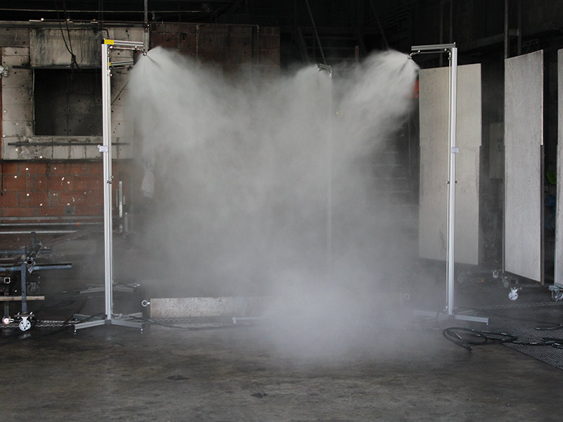 Düsengalgen in Aktion zur Verwendung in Brandlaboren